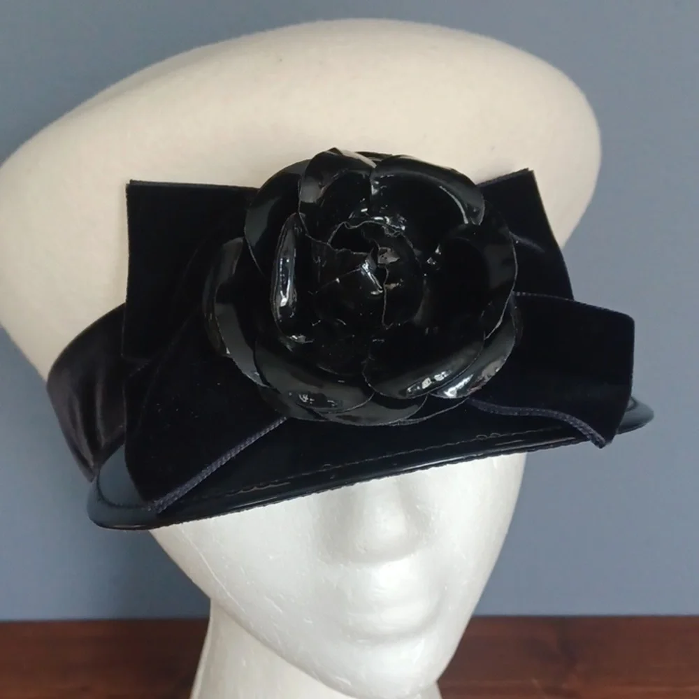 Eric Javits Cream Wool Beret with Black Velvet Flower Trim - Picture 8 of 15